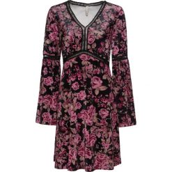Sukienka bonprix czarno-jasnoróżowy w kwiaty. Czarne sukienki damskie bonprix, w kwiaty, z dekoltem w serek, bez rękawów. Za 149,99 zł.