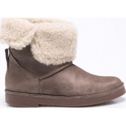 Clarks - Botki. Szare botki damskie na obcasie marki Clarks, z materiału, z okrągłym noskiem. W wyprzedaży za 199,90 zł.