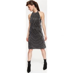 Srebrna sukienka plisowana, z dekoltem halter, z odkrytymi plecami. Szare sukienki damskie Top Secret, na co dzień, na zimę, bez wzorów, eleganckie, bez kołnierzyka, bez rękawów, proste. W wyprzedaży za 59,99 zł.