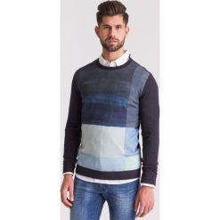 Wielokolorowy sweter Emporio Armani. Szare swetry męskie m, z aplikacjami, z wełny, młodzieżowe, z okrągłym kołnierzem. Za 559,50 zł.