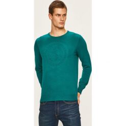 Guess Jeans - Sweter. Zielone swetry męskie Guess Jeans, s, z aplikacjami, z bawełny, z okrągłym kołnierzem, bez kaptura. W wyprzedaży za 179,90 zł.