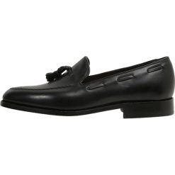 Barker LITCHFIELD Eleganckie buty black. Czarne buty wizytowe męskie Barker, ze skóry, bez zapięcia. W wyprzedaży za 853,30 zł.