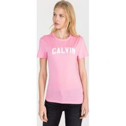 Calvin Klein Koszulka Różowy. Różowe koszulki damskie Calvin Klein, s, z nadrukiem, z jeansu, bez kołnierzyka. Za 204,95 zł.