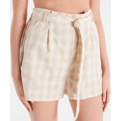 Szorty High Waist z paskiem - Kremowy. Białe szorty damskie Cropp, bez wzorów, z podwyższonym stanem. Za 49,99 zł.