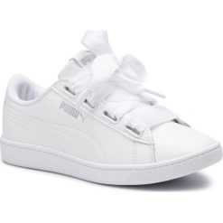 Sneakersy PUMA - Vikky V2 Ribbon Core 369114 02 Puma White/Puma Silver. Białe półbuty damskie Puma, na co dzień, bez wzorów, ze skóry ekologicznej, bez obcasa, na płaskiej podeszwie, bez zapięcia. W wyprzedaży za 169,99 zł.