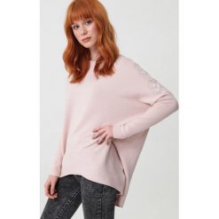 Różowy Sweter Burning Questions. Różowe swetry dziewczęce Born2be, z haftami, z dzianiny, z okrągłym kołnierzem, długie. Za 119,99 zł.