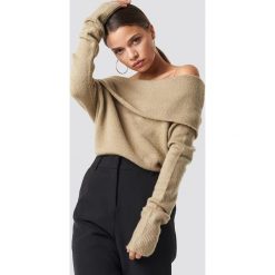 NA-KD Szeroki sweter z odkrytymi ramionami - Beige. Brązowe swetry oversize damskie marki NA-KD, z elastanu. Za 80,95 zł.