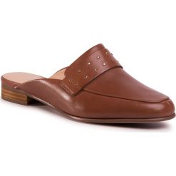 Klapki CLARKS - Pure Mule 261503834 Tan Leather. Pomarańczowe klapki damskie Clarks, bez wzorów, ze skóry, bez obcasa, na obcasie. Za 469,00 zł.