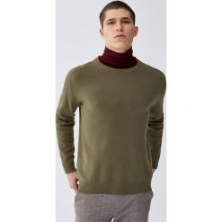 Sweter wykonany podwójnym ściegiem. Czarne swetry klasyczne męskie marki Pull&Bear, m. Za 109,00 zł.