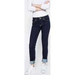 Levi's - Jeansy 711. Czerwone jeansy damskie marki Levi's®. W wyprzedaży za 229,90 zł.