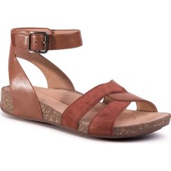 Sandały CLARKS - Un Perri Loop 261486774 Dark Tan Combi. Pomarańczowe klapki damskie Clarks, bez wzorów, ze skóry, bez obcasa. W wyprzedaży za 379,00 zł.