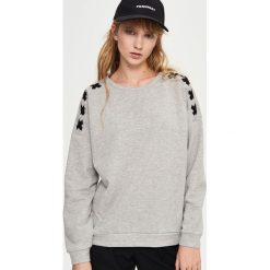 Bluzy rozpinane damskie: Bluza z wiązaniem na ramionach - Jasny szar