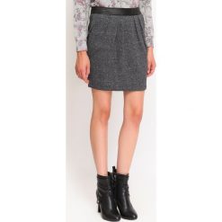 MINI SPÓDNICZKA DAMSKA GŁADKA. Szare minispódniczki marki Top Secret, z dzianiny, tulipan. Za 29,99 zł.