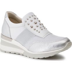 Sneakersy QUAZI - QZ-12-02-000077 602. Białe półbuty damskie QUAZI, na co dzień, z aplikacjami, ze skóry, bez obcasa, na koturnie, bez zapięcia. W wyprzedaży za 209,00 zł.
