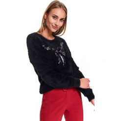 Damski sweter ze świątecznym motywem z cekinami. Czarne swetry damskie Top Secret, na zimę, bez wzorów, klasyczne, z długim rękawem, długie, bez kaptura. W wyprzedaży za 59,99 zł.