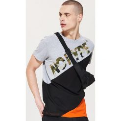 T-shirty męskie: T-shirt z panelem i napisem – Szary