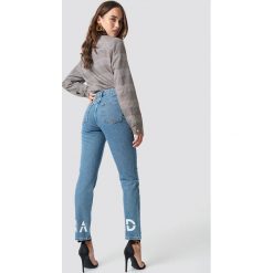NA-KD Jeansy z logo - Blue. Niebieskie jeansy damskie z wysokim stanem marki NA-KD. Za 202,95 zł.