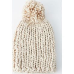 Czapka z grubej dzianiny z pomponem. Szare czapki damskie Pull&Bear, z dzianiny. Za 49,90 zł.