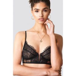 NA-KD Lingerie Koronkowy biustonosz z wycięciem V - Black. Czarne biustonosze bardotka NA-KD Lingerie, z haftami, z koronki. Za 72,95 zł.