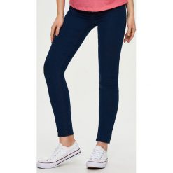 Spodnie damskie: Jeansy high waist - Granatowy