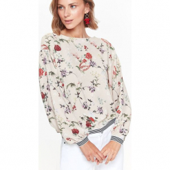 BLUZKA DAMSKA W KWIATOWY WZÓR,WYKOŃCZONA OZDOBNYMI TAŚMAMI. Brązowe bluzki damskie Top Secret, w kwiaty, z tkaniny, eleganckie, z dekoltem na plecach, z długim rękawem. W wyprzedaży za 39,99 zł.