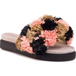 Klapki INUIKII - Grass Band 70104-51 Rose/Black. Czerwone klapki damskie Inuikii, z aplikacjami, ze skóry, bez obcasa. W wyprzedaży za 709,00 zł.
