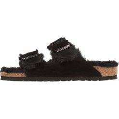 Birkenstock ARIZONA Kapcie black. Czarne kapcie męskie marki Birkenstock, z futra. W wyprzedaży za 336,75 zł.