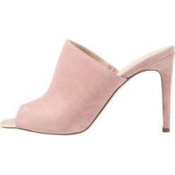 Carvela GRACEFUL Klapki nude. Różowe crocsy damskie marki Carvela, z weluru. Za 569,00 zł.