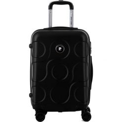 Walizka w kolorze czarnym - 44 l. Czarne walizki Pierre Cardin, bez wzorów, z materiału. W wyprzedaży za 199,95 zł.
