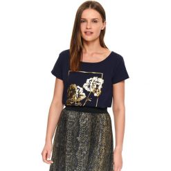 T-SHIRT Z NADRUKIEM KWIATOWYM. Niebieskie t-shirty damskie Top Secret, z nadrukiem, z dzianiny, z okrągłym kołnierzem. Za 39,99 zł.