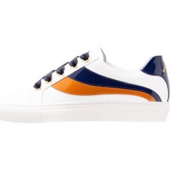 Billi Bi Sneakersy niskie white/blue/curry. Białe sneakersy damskie Billi Bi, bez wzorów, ze skóry, bez zapięcia. W wyprzedaży za 615,20 zł.