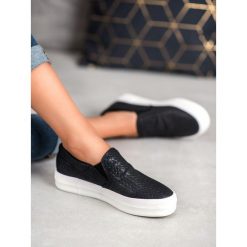 CZARNE TRAMPKI SLIP ON. Czarne trampki i tenisówki damskie SHELOVET, bez wzorów, bez zapięcia. Za 45,90 zł.