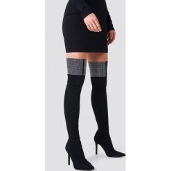 Galore x NA-KD Kozaki za kolano ze strassem - Black. Czarne kozaki damskie marki Galore x NA-KD, z zamszu, za kolano, bez obcasa, na obcasie, bez zapięcia. W wyprzedaży za 121,47 zł.