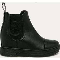 Guess Jeans - Botki. Czarne koturny damskie Guess Jeans, z okrągłym noskiem, bez obcasa, na obcasie, bez zapięcia. Za 559,90 zł.