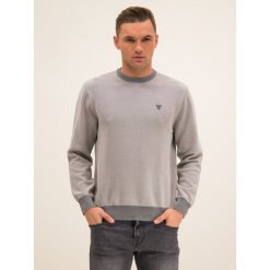 Sweter Guess M01R46 R2L70. Szare swetry męskie Guess, xxl, z aplikacjami, z bawełny, klasyczne, z klasycznym kołnierzykiem, bez kaptura. W wyprzedaży za 259,00 zł.