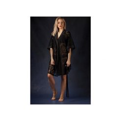 SZLAFROK KIMONO w czarną koronkę. Czarne szlafroki damskie Intime, m, w koronkowe wzory, z tkaniny, bez rękawów, bez kaptura. Za 249,00 zł.