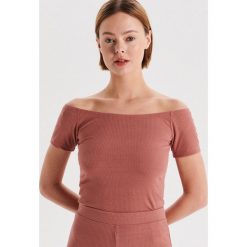 Prążkowany top z odkrytymi ramionami - Pomarańczowy. Pomarańczowe topy damskie Cropp, s, bez wzorów, prążkowane, bez kołnierzyka. Za 39,99 zł.