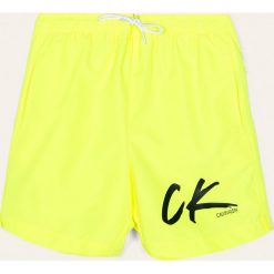 Calvin Klein - Szorty kąpielowe dziecięce 128-176 cm. Żółte spodenki chłopięce Calvin Klein, z nadrukiem, z poliesteru. Za 199,90 zł.