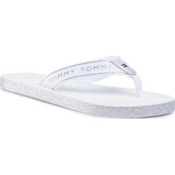 Japonki TOMMY HILFIGER - Tommy Glitter Flat Beach Sandal FW0FW04804 White YBS. Szare klapki damskie TOMMY HILFIGER, bez wzorów, ze skóry ekologicznej, bez obcasa. W wyprzedaży za 139,00 zł.
