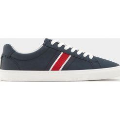 Tenisówki z paskiem pull. Zielone buty sportowe męskie marki Pull&Bear, bez wzorów, sportowe, bez zapięcia. Za 89,90 zł.
