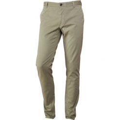 Tiger of Sweden TRANSIT Chinosy dusty khaki. Brązowe chinosy męskie Tiger of Sweden, z bawełny. Za 539,00 zł.