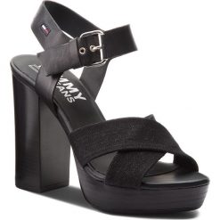 Sandały TOMMY JEANS - Denim Sandal High Heel EN0EN00105 Black 990. Czarne klapki damskie Tommy Jeans, bez wzorów, z jeansu, bez obcasa, na obcasie. W wyprzedaży za 329,00 zł.
