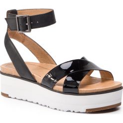 Sandały UGG - W Tipton 1102597 W/Blk. Czarne klapki damskie Ugg, bez wzorów, ze skóry, bez obcasa. W wyprzedaży za 479,00 zł.