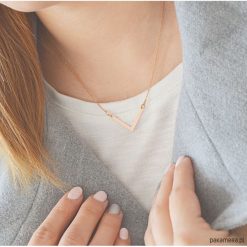Naszyjniki damskie: Naszyjnik z różowego złota z zawieszką V