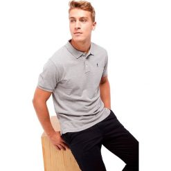 Koszulka polo w kolorze szarym. Szare koszulki męskie Polo Club Men, m, z haftami, z bawełny, polo, bez rękawów. W wyprzedaży za 102,95 zł.