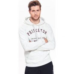 Bluza męska typu kangurka z nadrukowaną aplikacją. Szare bluzy męskie na zimę, xl, z aplikacjami, z dzianiny, z kapturem. W wyprzedaży za 39,99 zł.