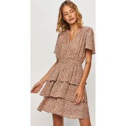 Answear - Sukienka Answear Lab. Różowe sukienki damskie ANSWEAR, na co dzień, s, w kwiaty, z poliesteru, casualowe, bez kołnierzyka, z krótkim rękawem, krótkie, mini, rozkloszowane. Za 169,90 zł.