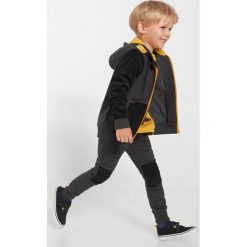 Coccodrillo - Bluza dziecięca 92-122 cm. Szare bluzy chłopięce COCCODRILLO, bez wzorów, z dzianiny, bez rękawów, z kapturem. Za 89,90 zł.