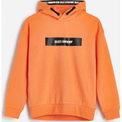 Bluza dresowa z kapturem -. Bluzy męskie Reserved, bez wzorów, z dresówki, z kapturem, bez rękawów, z kapturem. Za 79,99 zł.