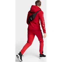 Bluza męska 4Hills BLM100 - czerwony. Czerwone bluzy męskie marki 4f, m, z nadrukiem, z dzianiny, z kapturem, bez rękawów, z kapturem. Za 159,99 zł.